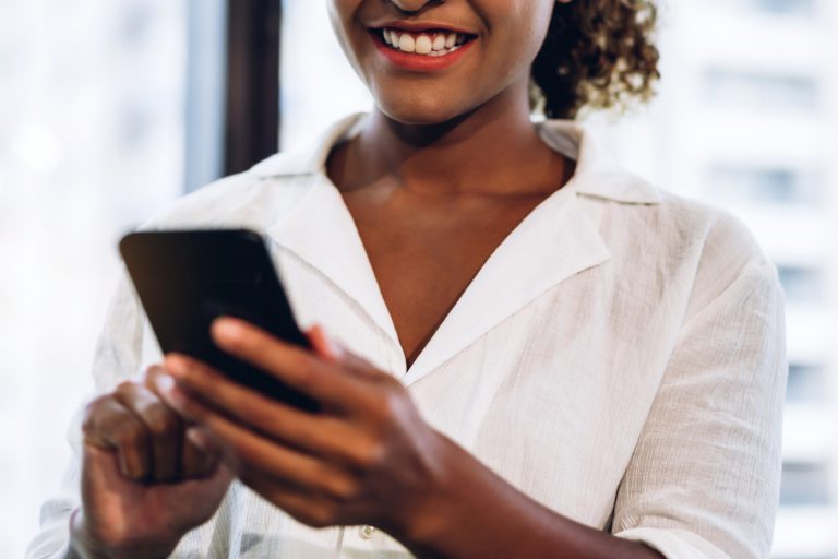 Femme africaine sur son téléphone ofii