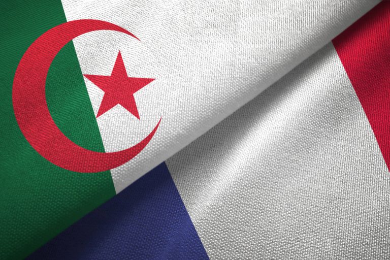 drapeau algérie à côté drapeau français