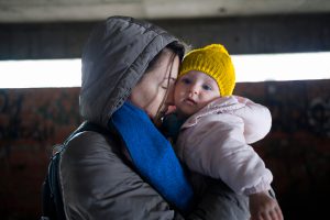 Maman ukrainienne réfugiée avec son bébé dans les bras